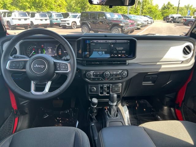 Used 2025 Jeep Wrangler Unlimited Sahara AWD/4WD image 21