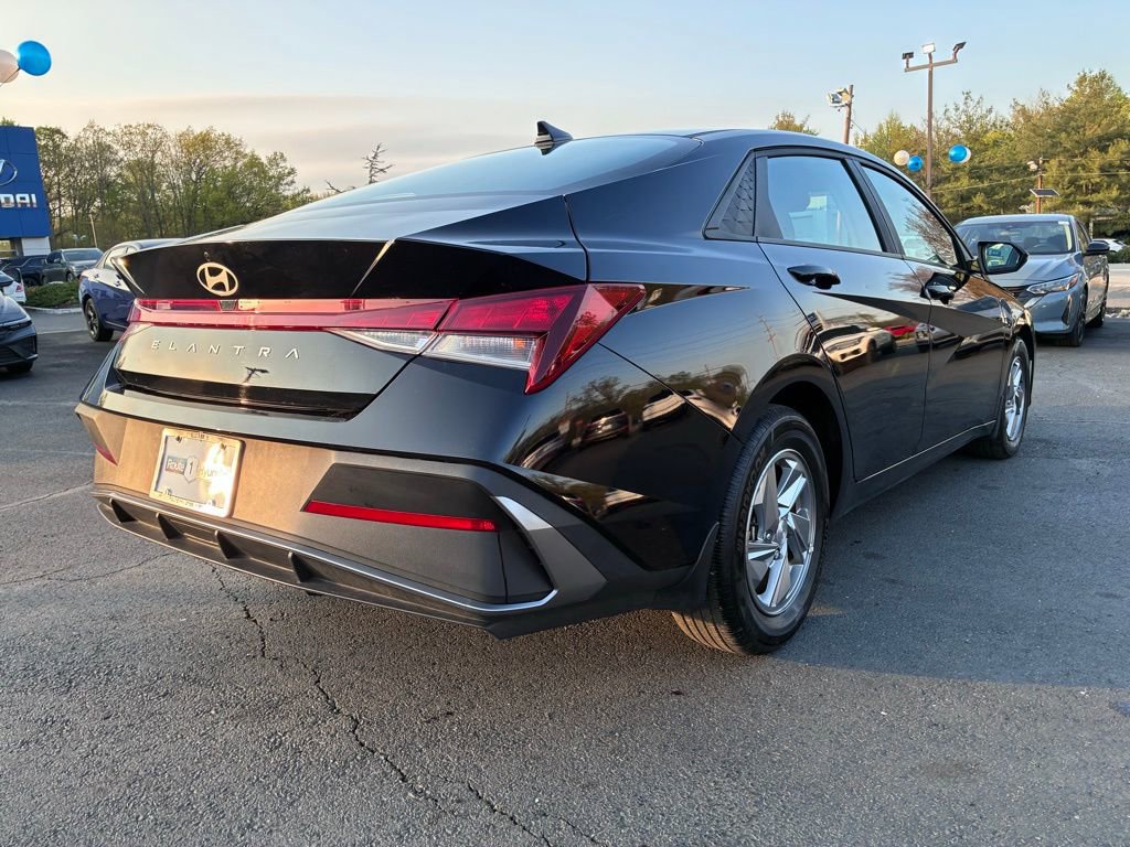 Used 2024 Hyundai Elantra SE FWD image 7