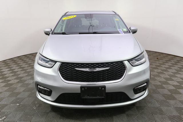 Used 2023 Chrysler Pacifica Touring-L FWD image 4