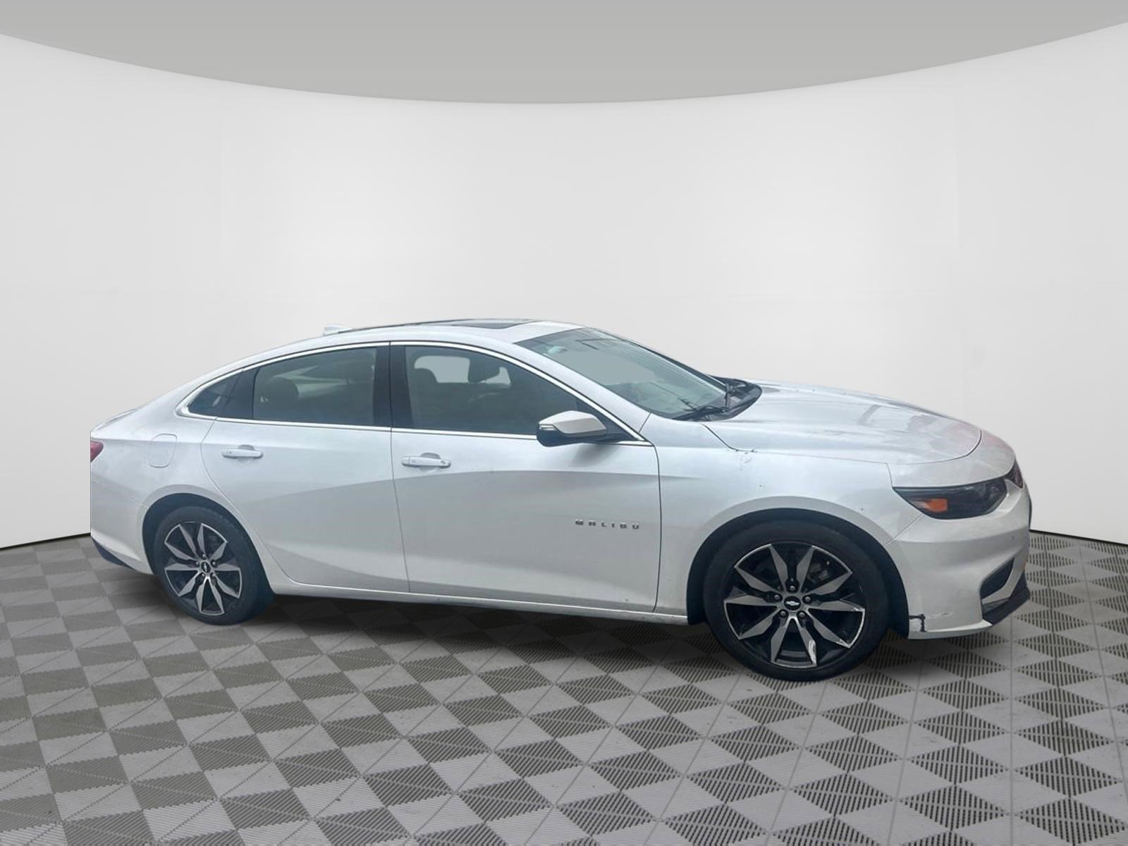 Used 2016 Chevrolet Malibu LT w/ Leather Package FWD image 6