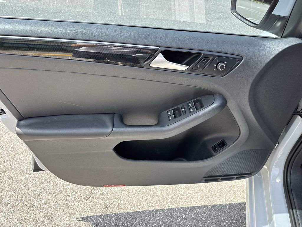 Used 2017 Volkswagen Jetta SEL FWD image 39