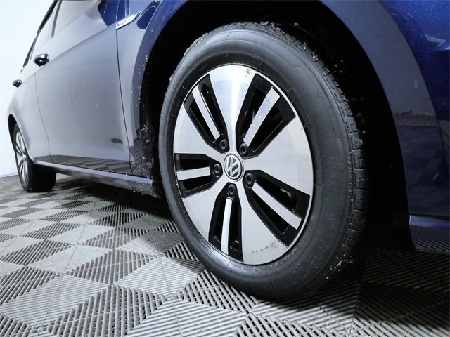 Used 2016 Volkswagen e-Golf SE w/ DC Fast Charging Package image 2