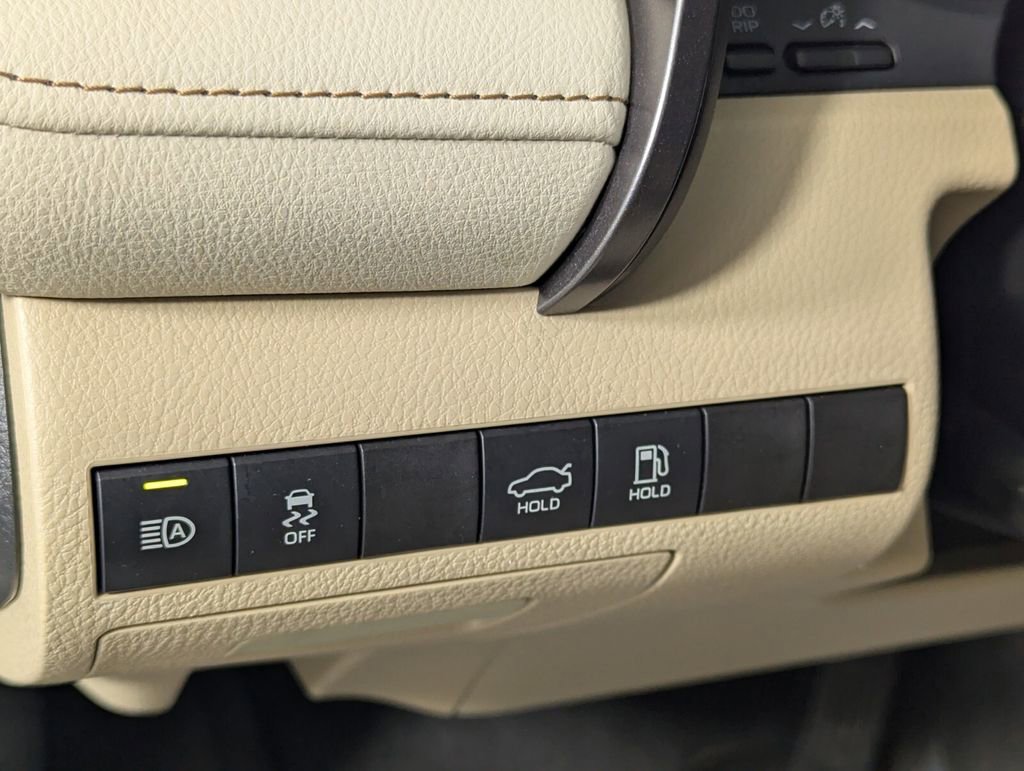 Used 2020 Toyota Camry XLE image 13