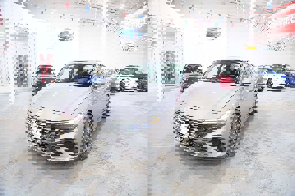 Used 2024 Hyundai Elantra Limited image 4