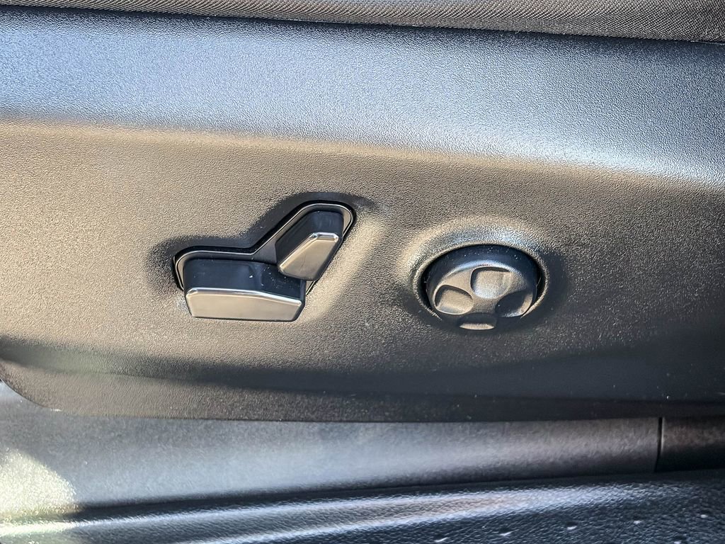 Used 2025 Chrysler Pacifica Premium image 50