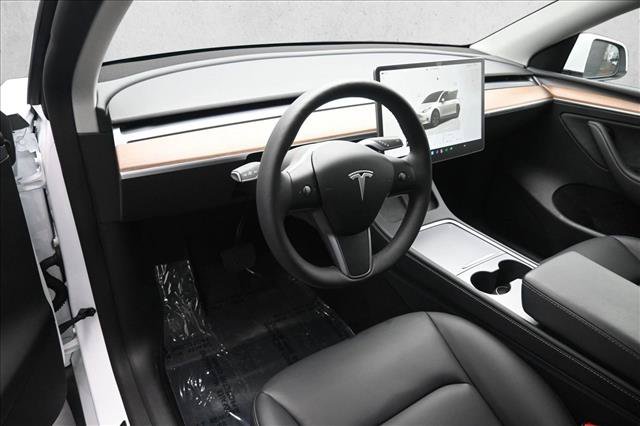 Used 2025 Tesla Model Y Long Range RWD image 8