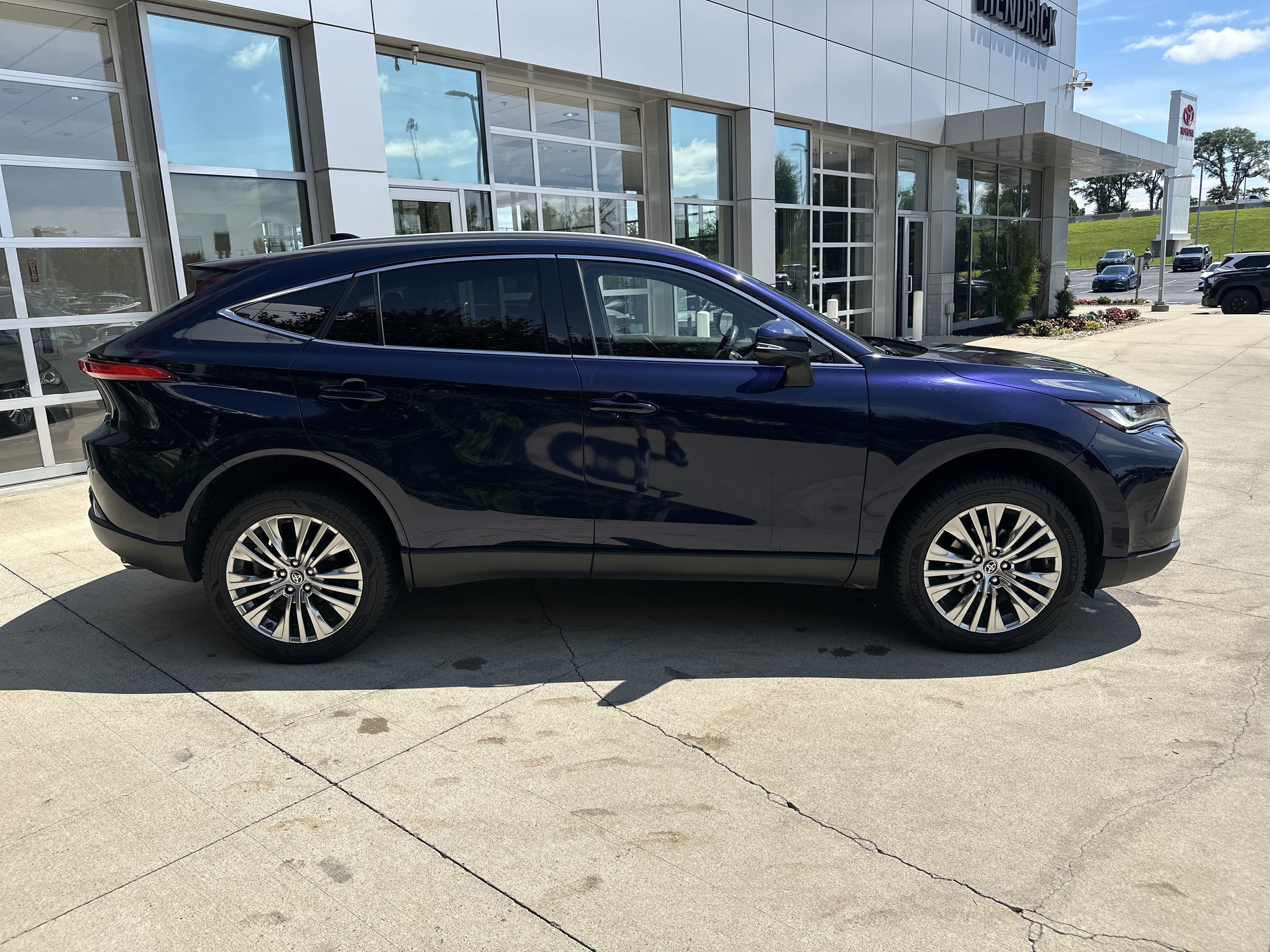 Used 2023 Toyota Venza XLE AWD/4WD image 10