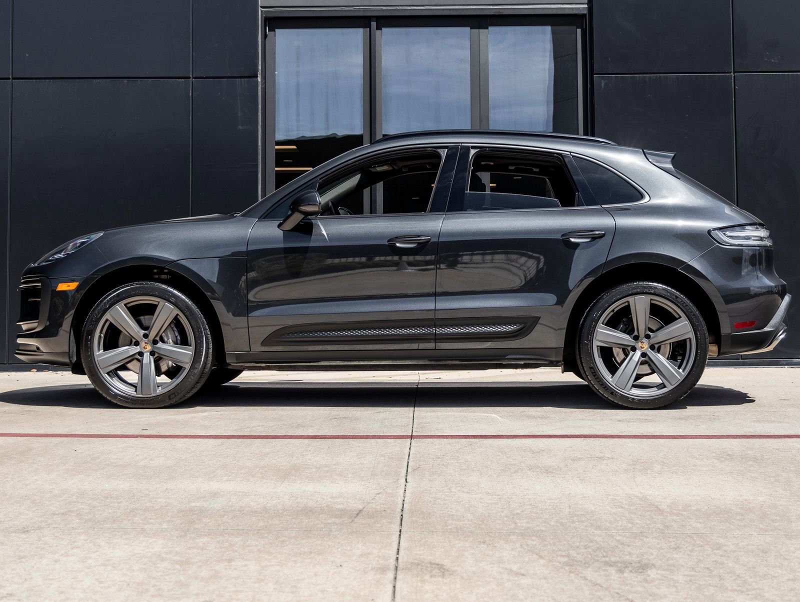 Certified 2022 Porsche Macan AWD/4WD image 2