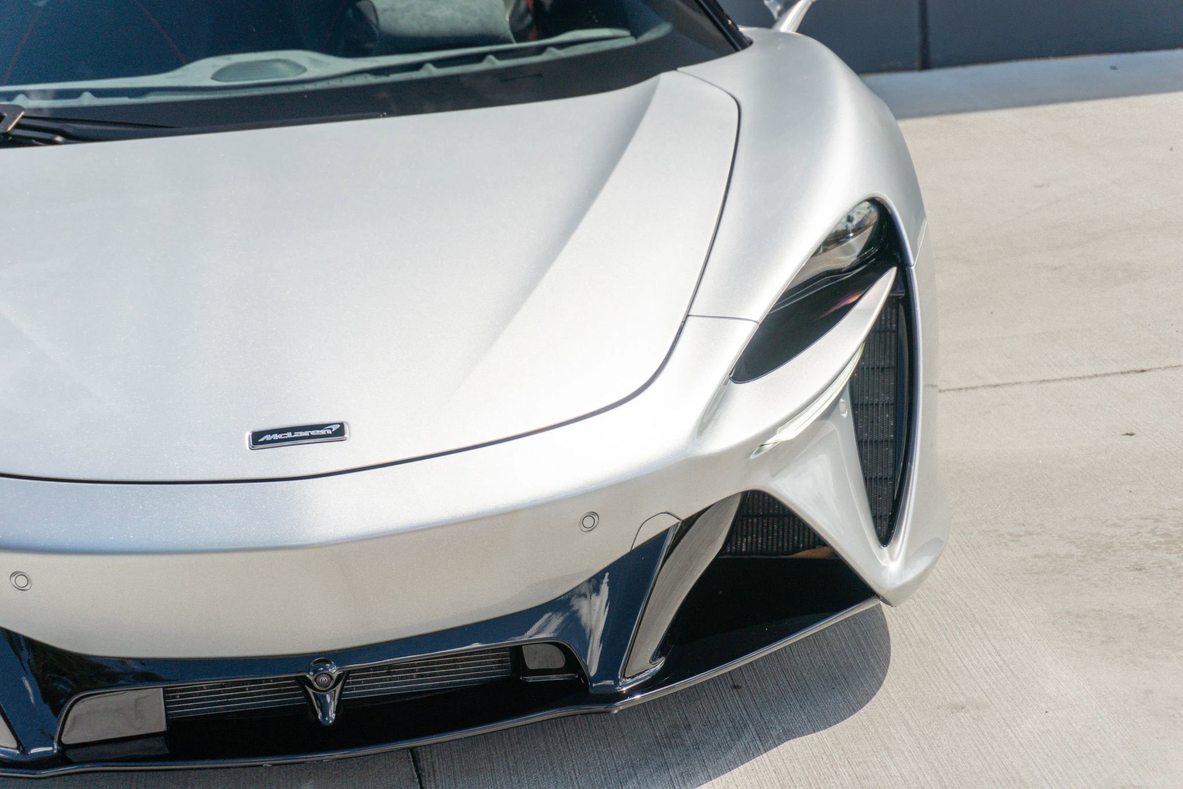 Used 2023 McLaren Artura RWD image 29