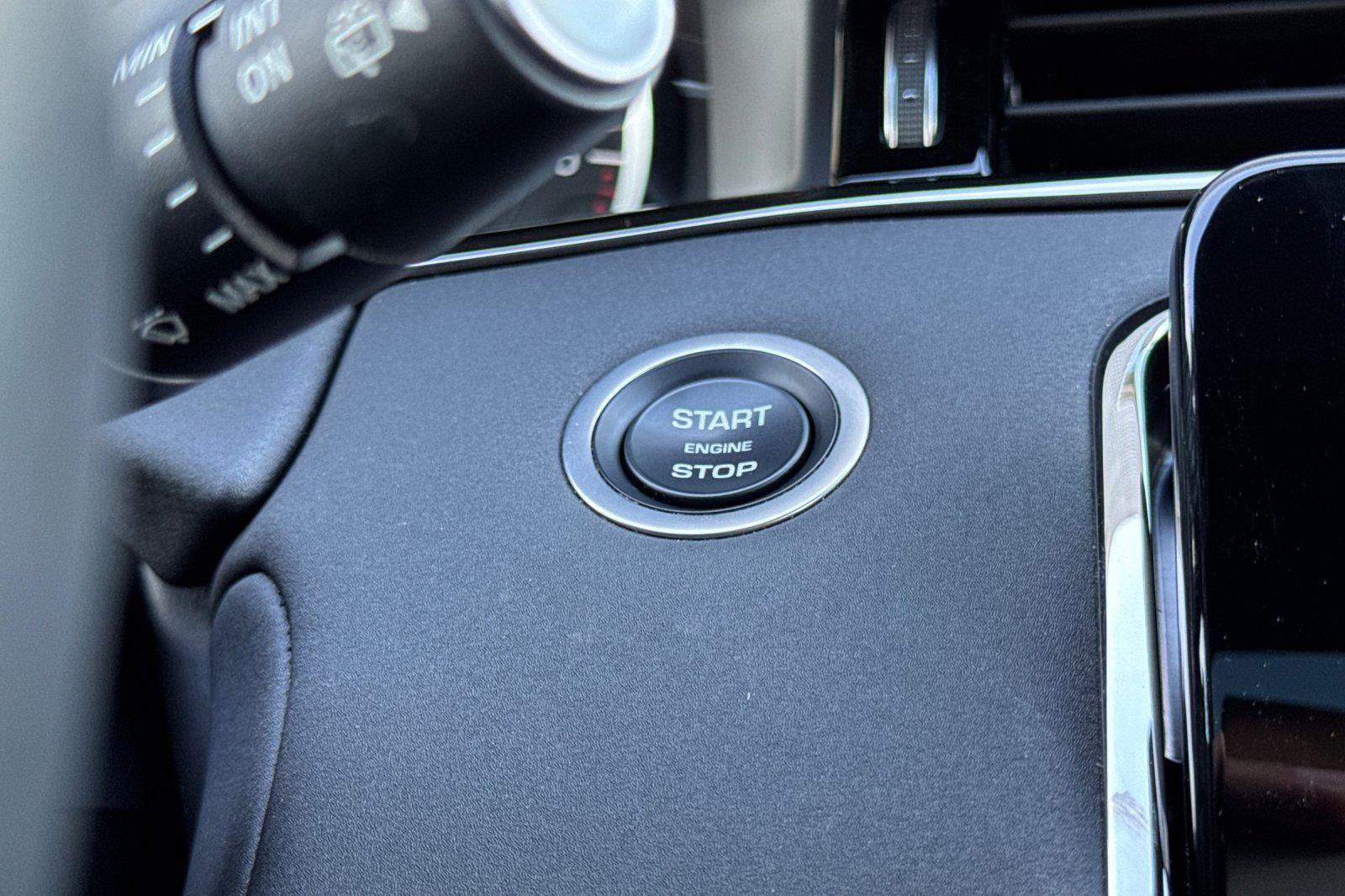 Used 2023 Land Rover Range Rover Evoque R-Dynamic SE image 22