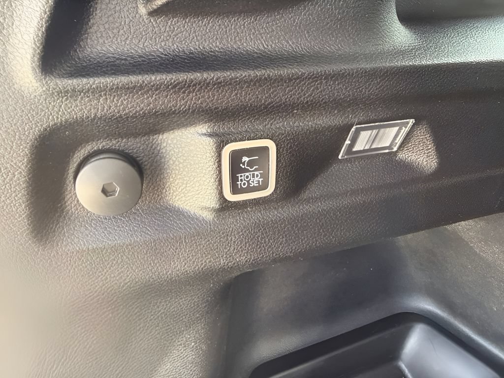 Used 2023 Jeep Grand Cherokee L Limited AWD/4WD image 24
