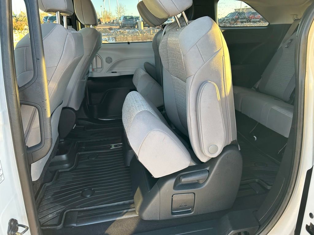 Used 2025 Toyota Sienna LE image 17