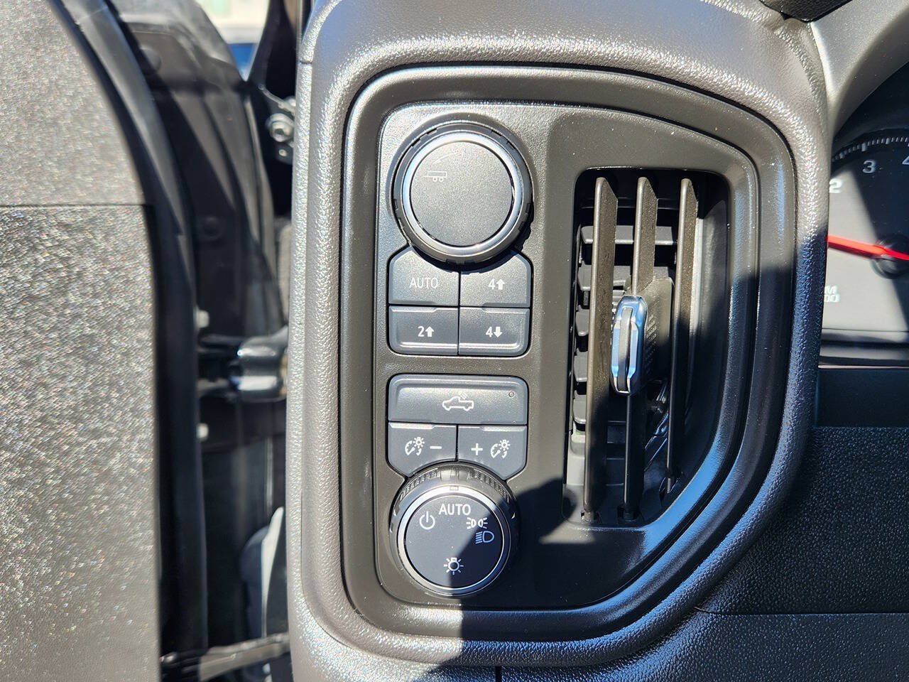 Used 2025 Chevrolet Silverado 1500 Custom Trail Boss w/ Midnight Edition AWD/4WD image 22