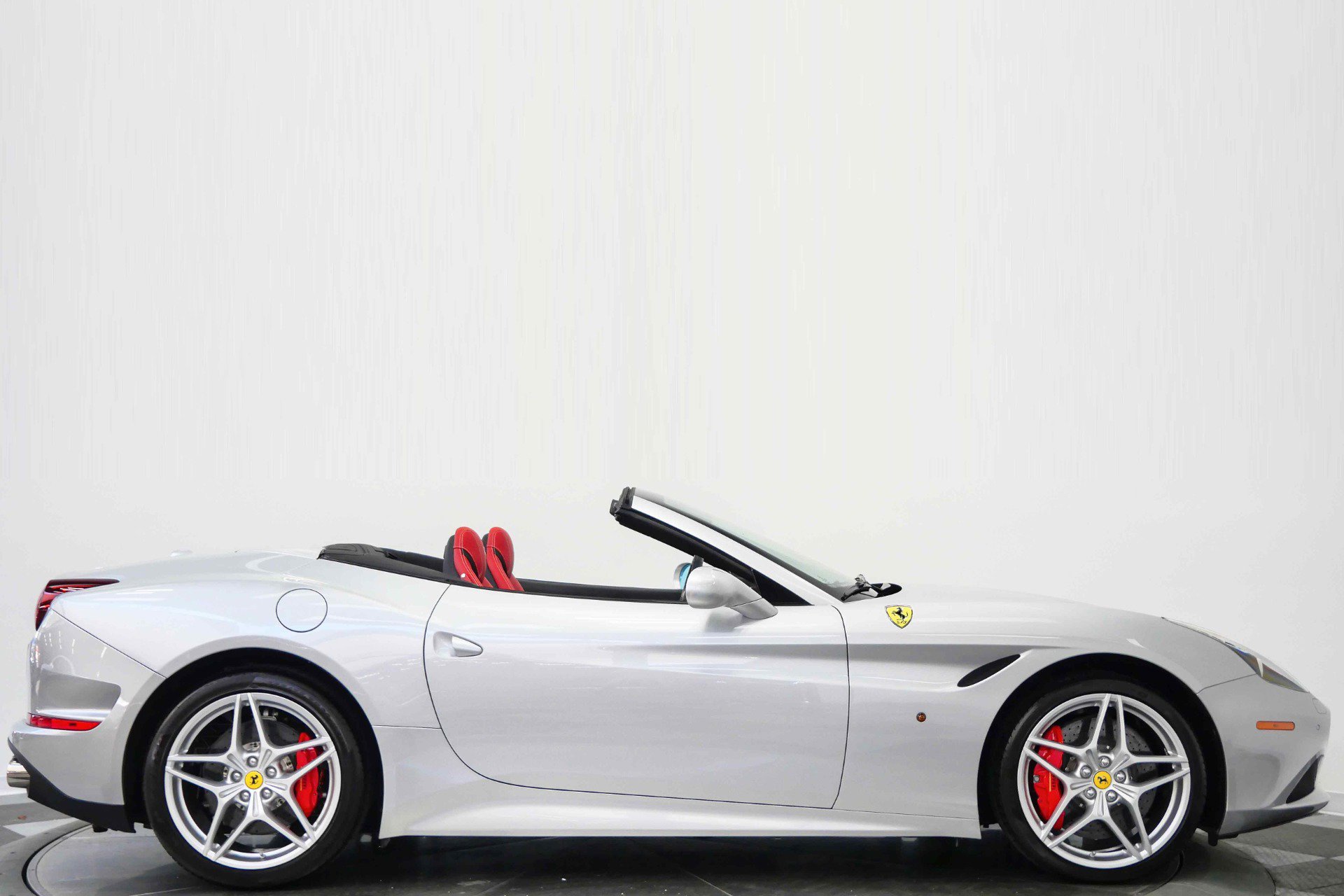 Used 2017 Ferrari California T RWD image 2