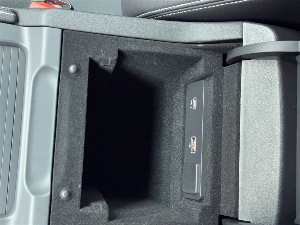 Used 2024 Jaguar F-PACE R-Dynamic S image 34