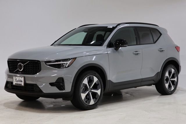 Used 2025 Volvo XC40 B5 Plus AWD/4WD image 3