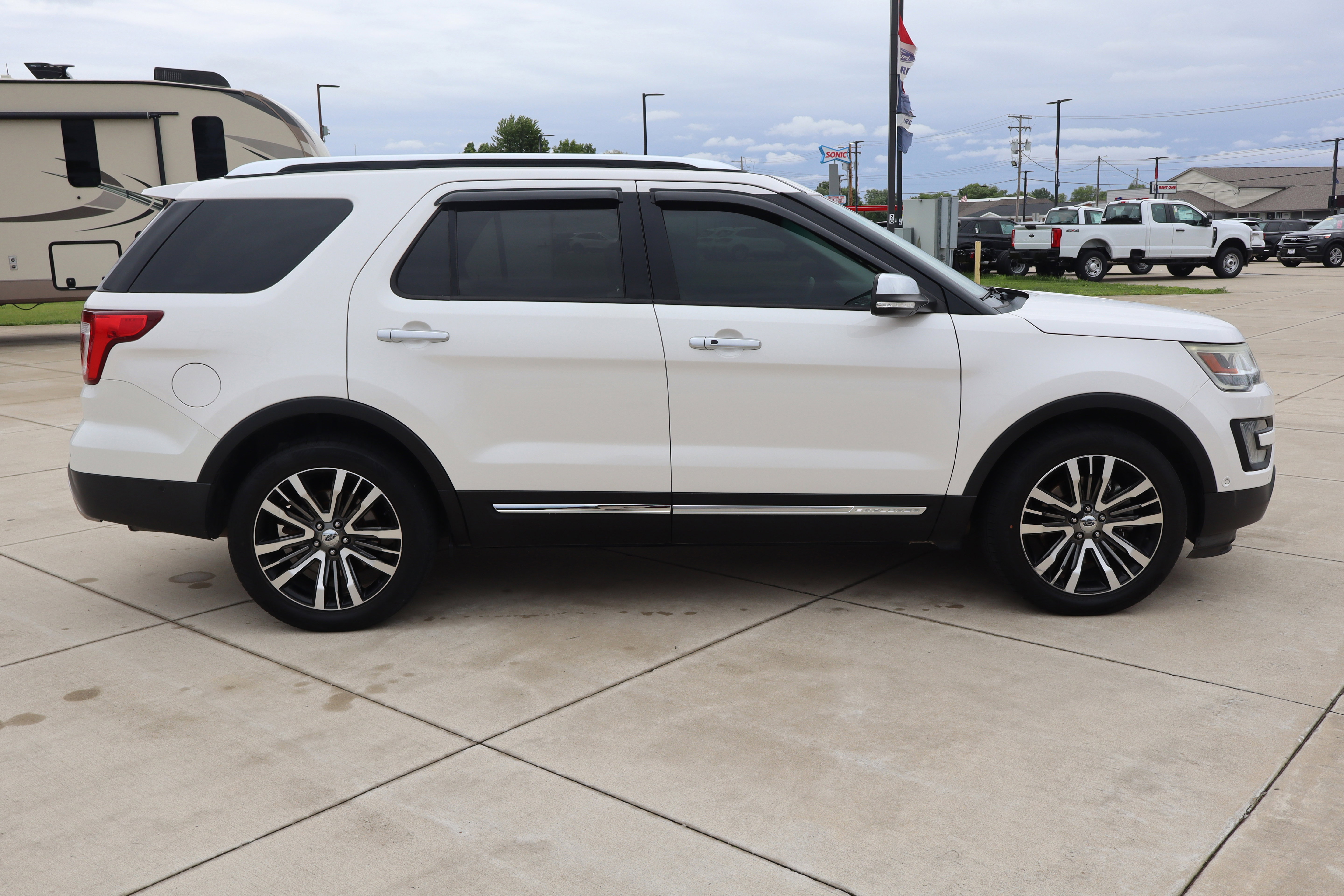 Used 2017 Ford Explorer Platinum AWD/4WD image 4
