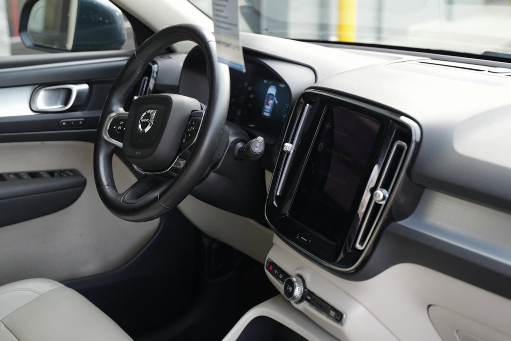 Used 2021 Volvo XC40 T5 Momentum w/ Premium Package image 21