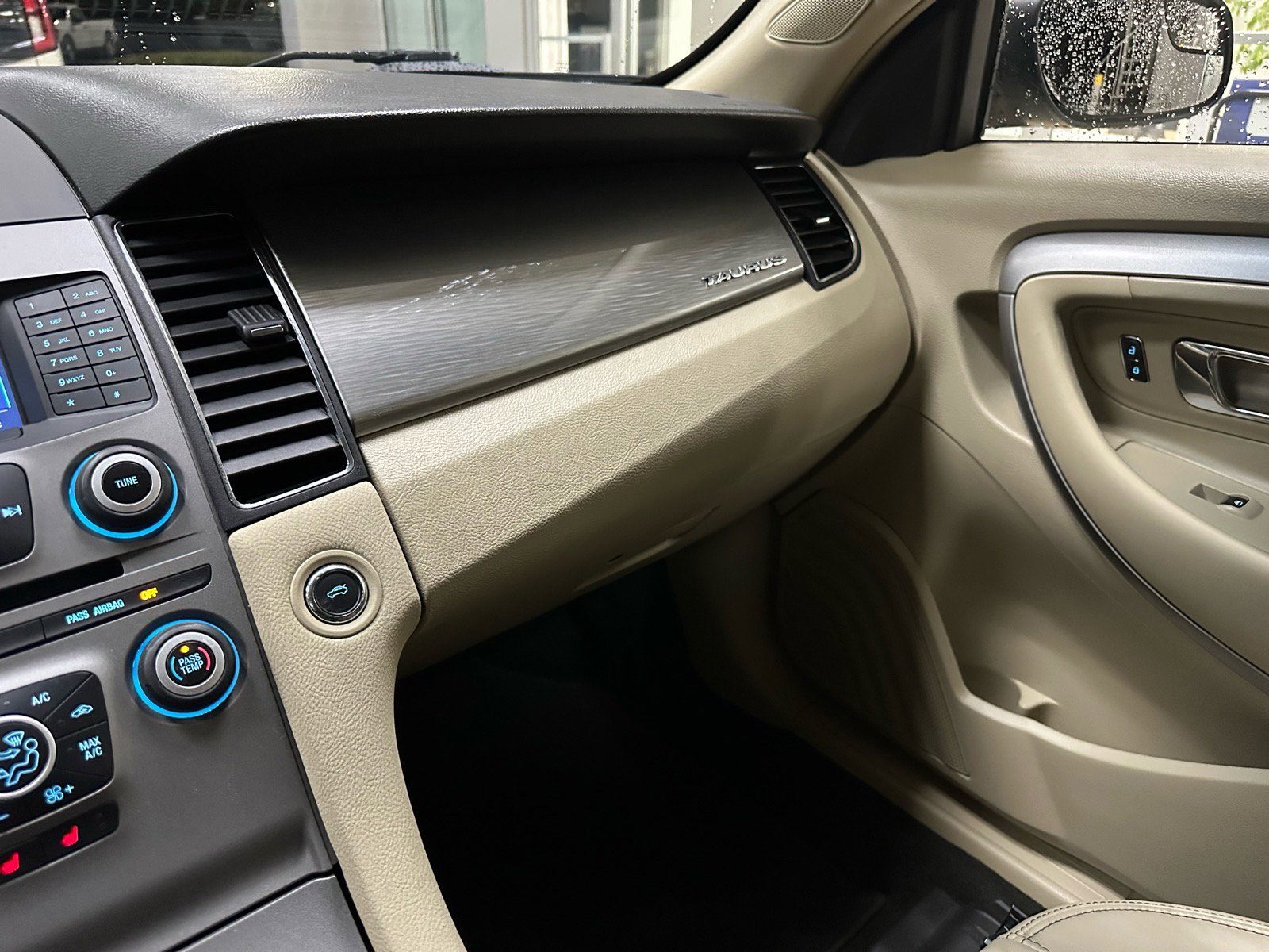 Used 2018 Ford Taurus SEL image 33