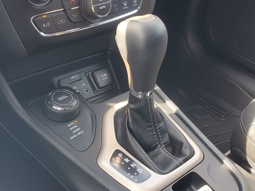 Used 2016 Jeep Cherokee Limited AWD/4WD image 28