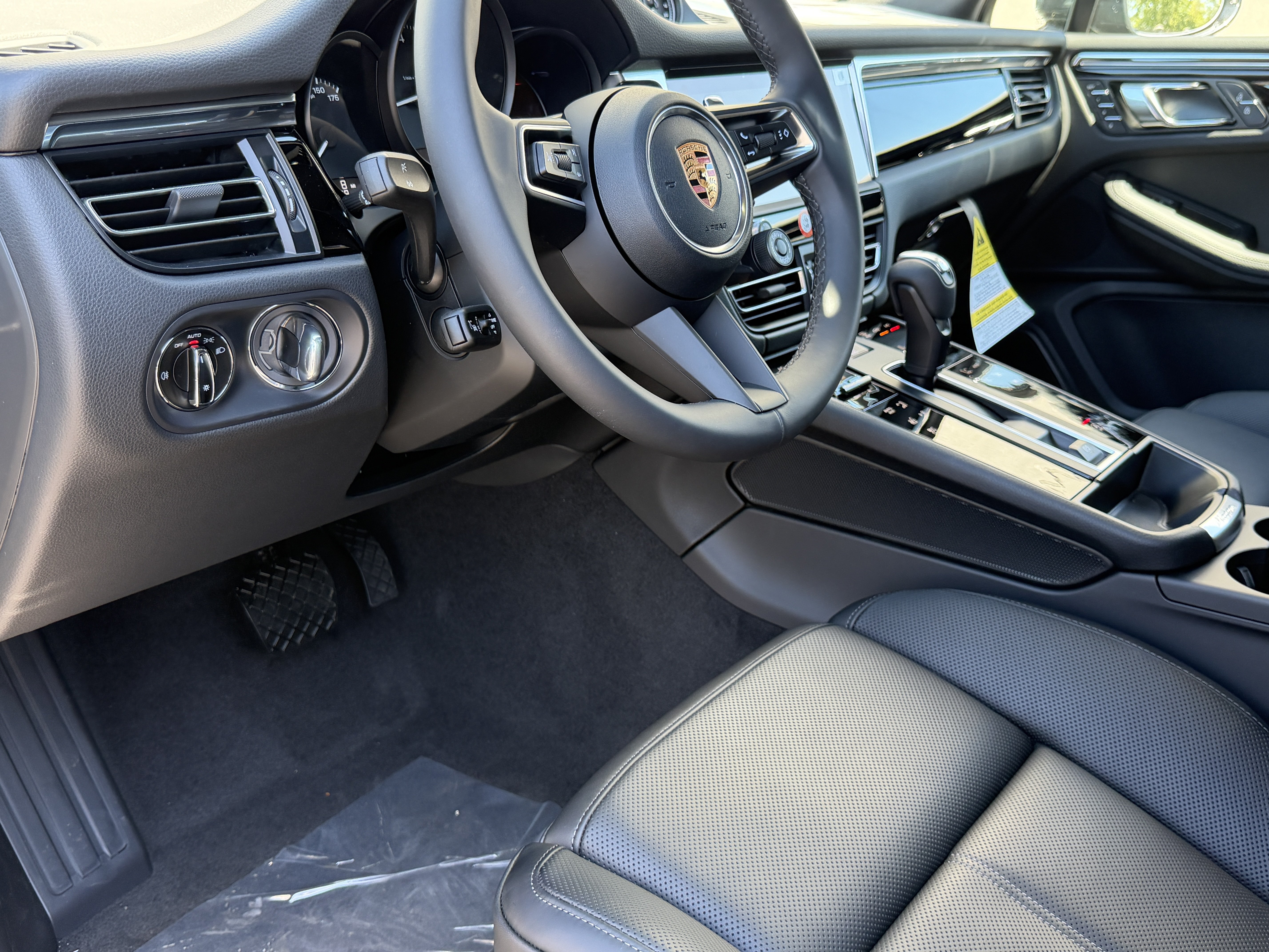 New 2026 Porsche Macan AWD/4WD image 4