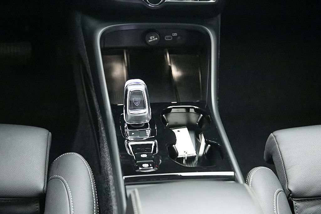 Certified 2026 Volvo XC40 B5 Plus AWD/4WD image 30