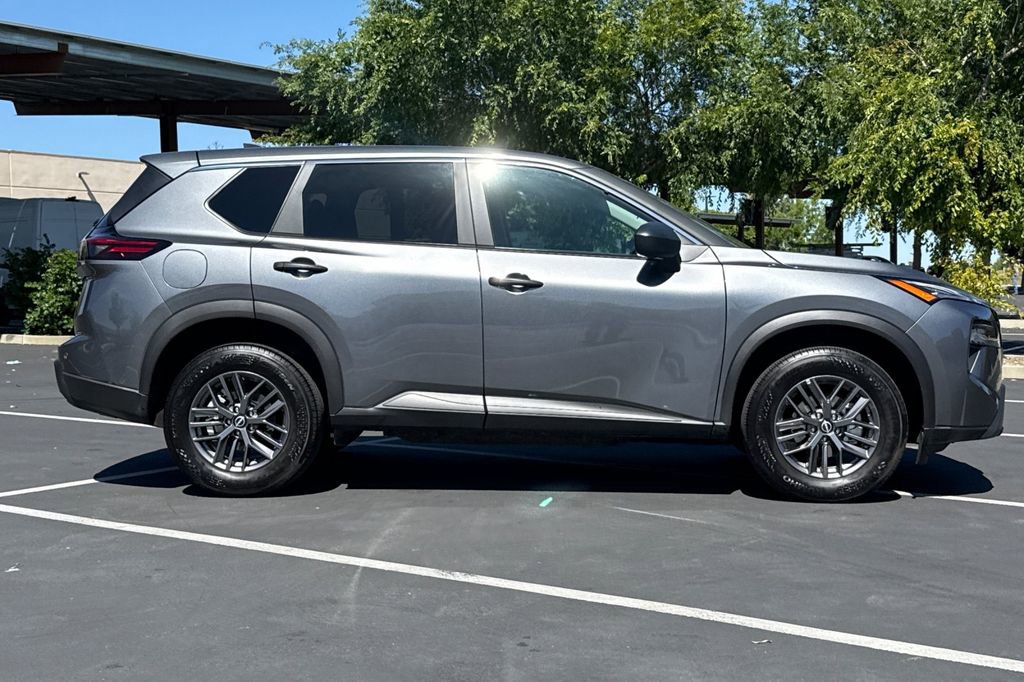 Used 2025 Nissan Rogue S AWD/4WD image 10
