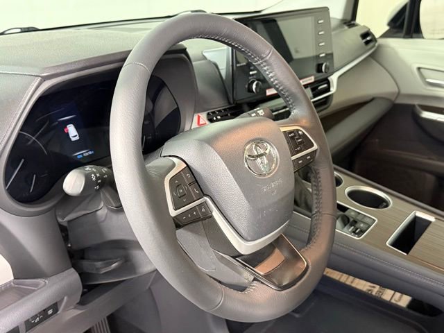 Used 2024 Toyota Sienna XLE FWD image 19