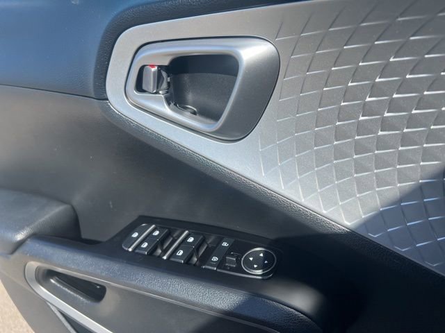 Used 2025 Kia Soul LX w/ LX Technology Package FWD image 22