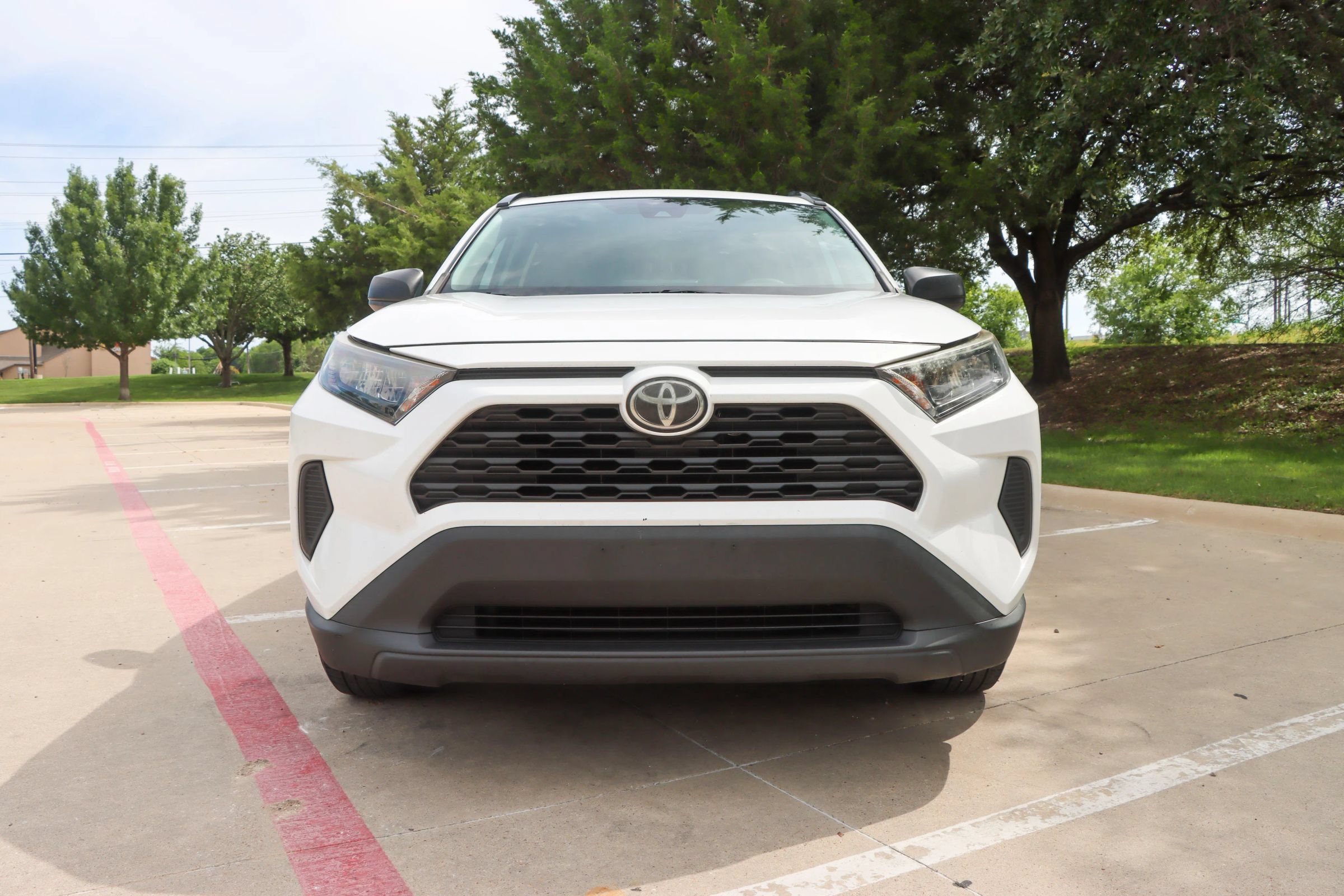 Used 2019 Toyota RAV4 LE FWD image 2