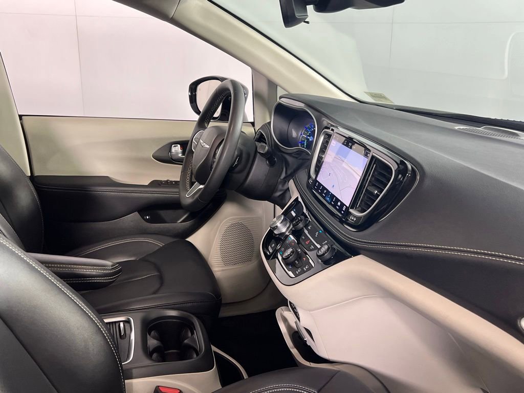 Certified 2024 Chrysler Pacifica Limited FWD image 29