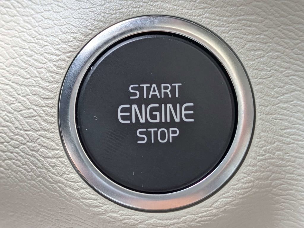Certified 2026 Volvo XC40 B5 Plus AWD/4WD image 28