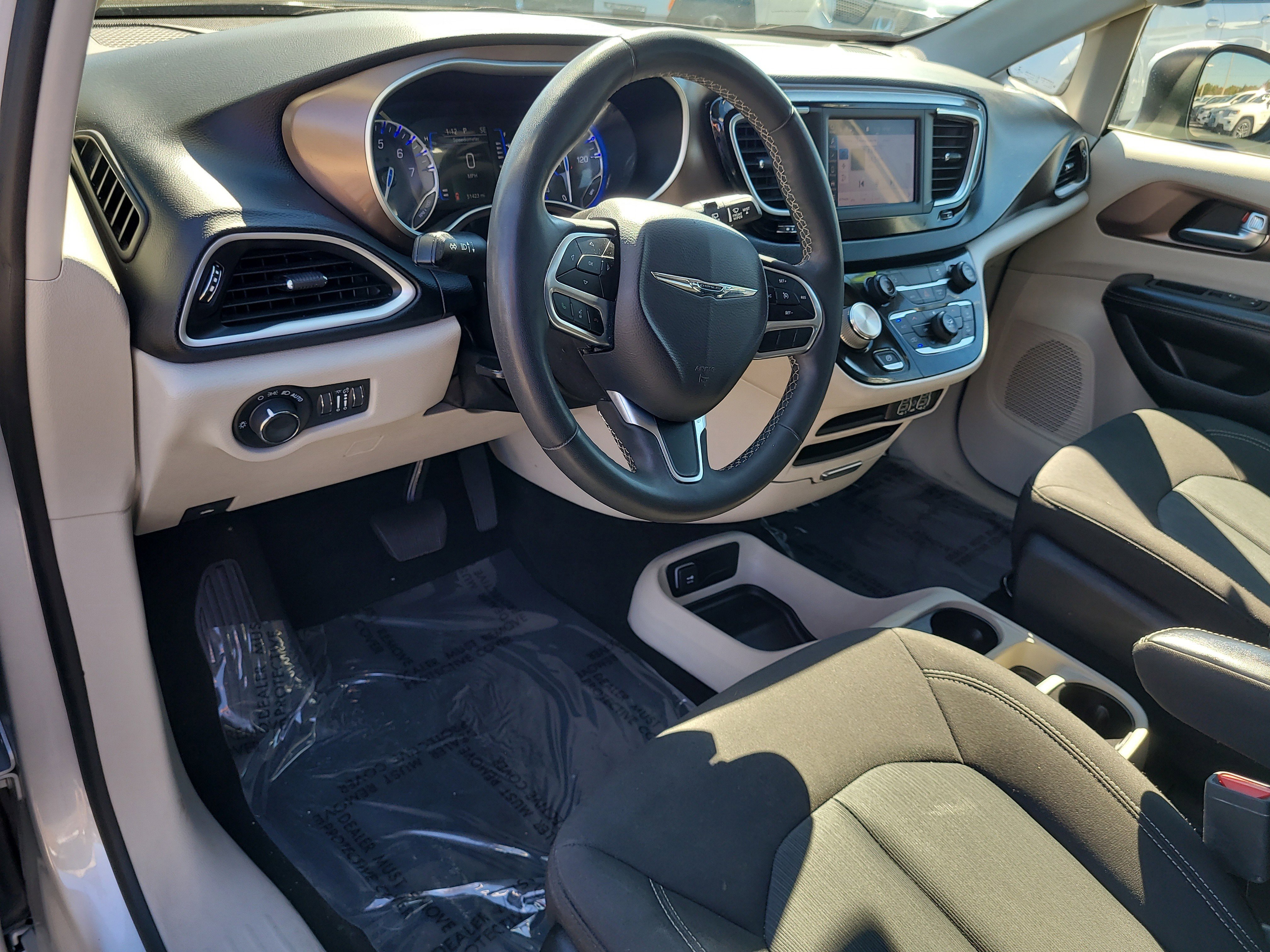 Used 2022 Chrysler Voyager LX image 19