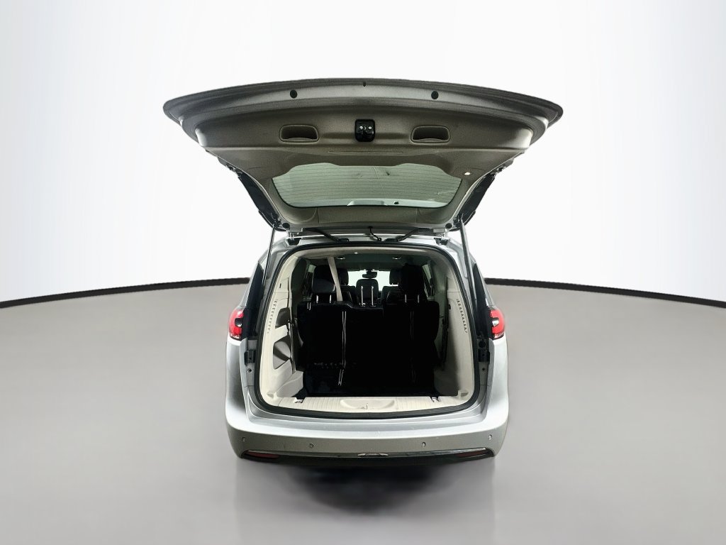 Used 2024 Chrysler Pacifica Touring-L FWD image 38