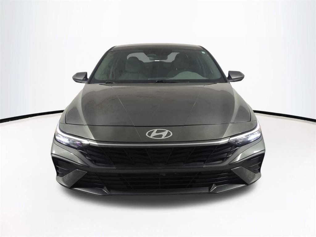 Used 2025 Hyundai Elantra SE FWD image 3