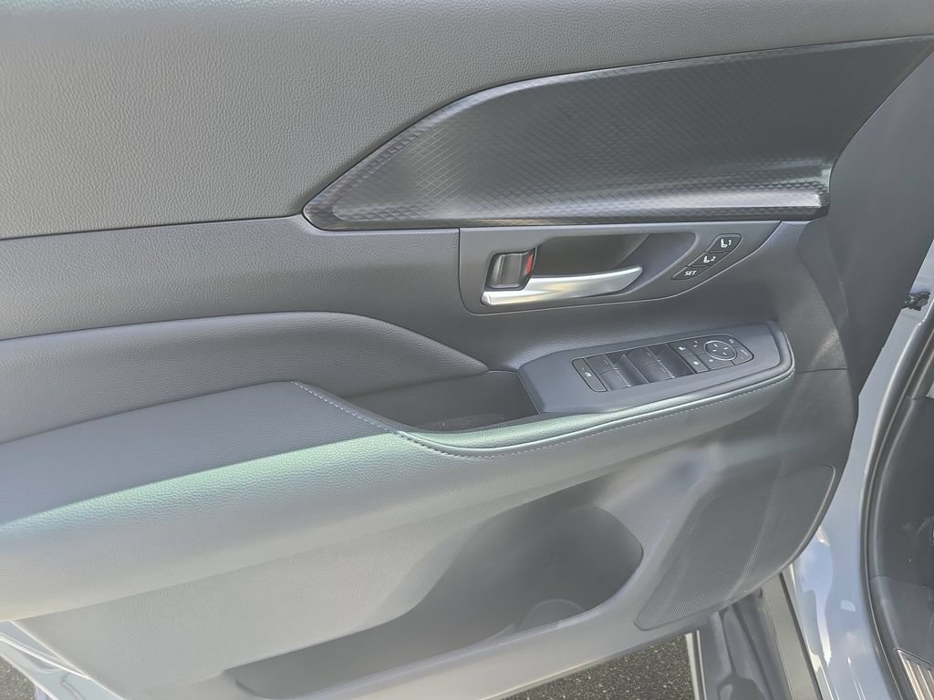 Used 2025 Toyota Grand Highlander AWD Hybrid image 29