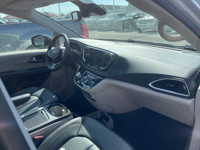 Used 2024 Chrysler Pacifica Touring-L image 19