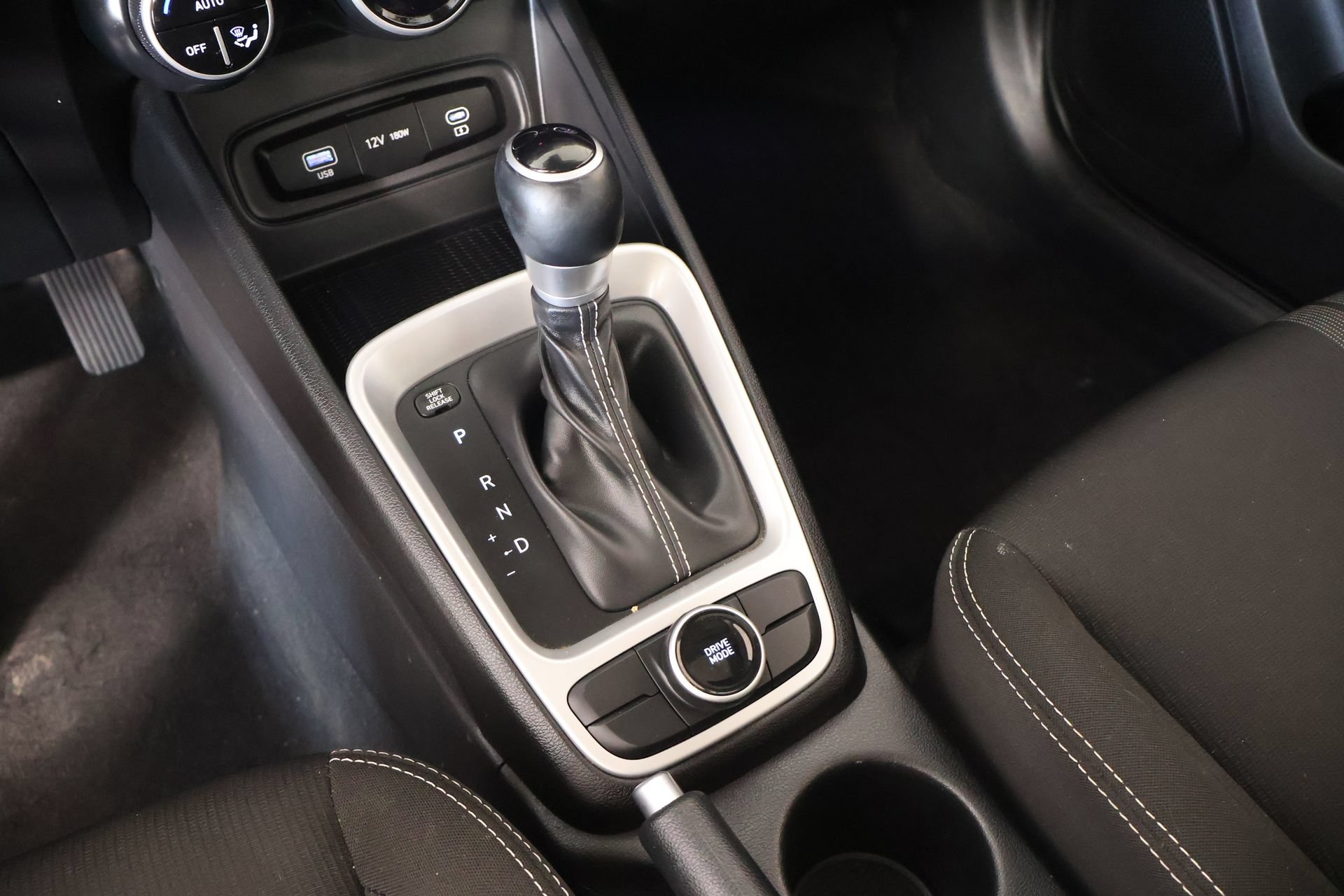 Used 2025 Hyundai Venue SEL FWD image 7