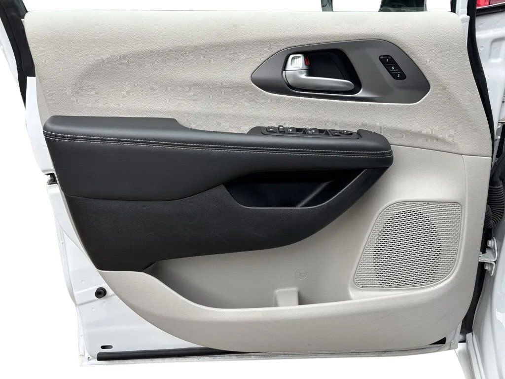 Used 2024 Chrysler Pacifica Touring-L image 19