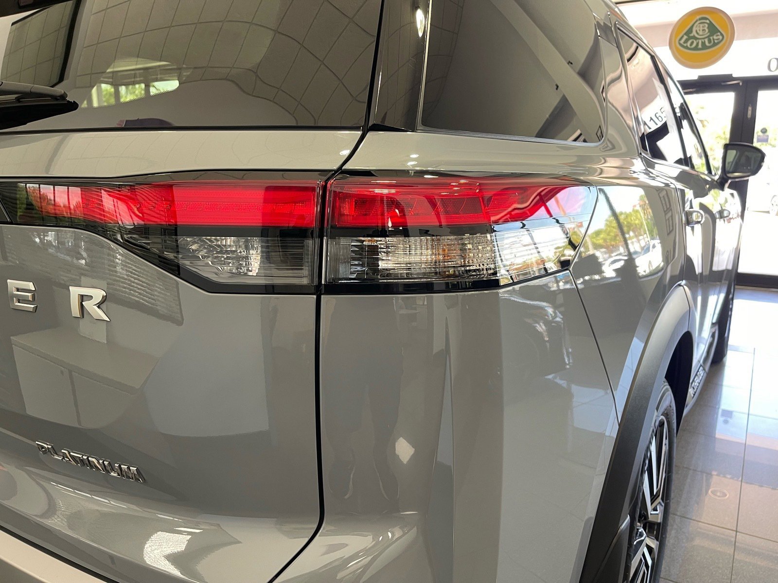 Used 2025 Nissan Pathfinder Platinum FWD image 17
