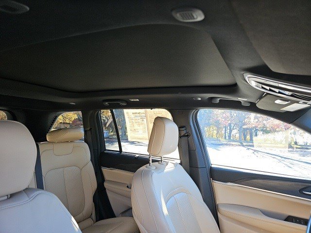 Used 2023 Jeep Grand Cherokee Limited w/ Luxury Tech Group II image 13