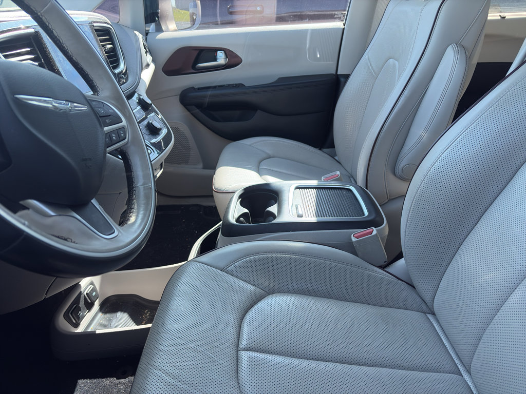 Used 2017 Chrysler Pacifica Limited image 5