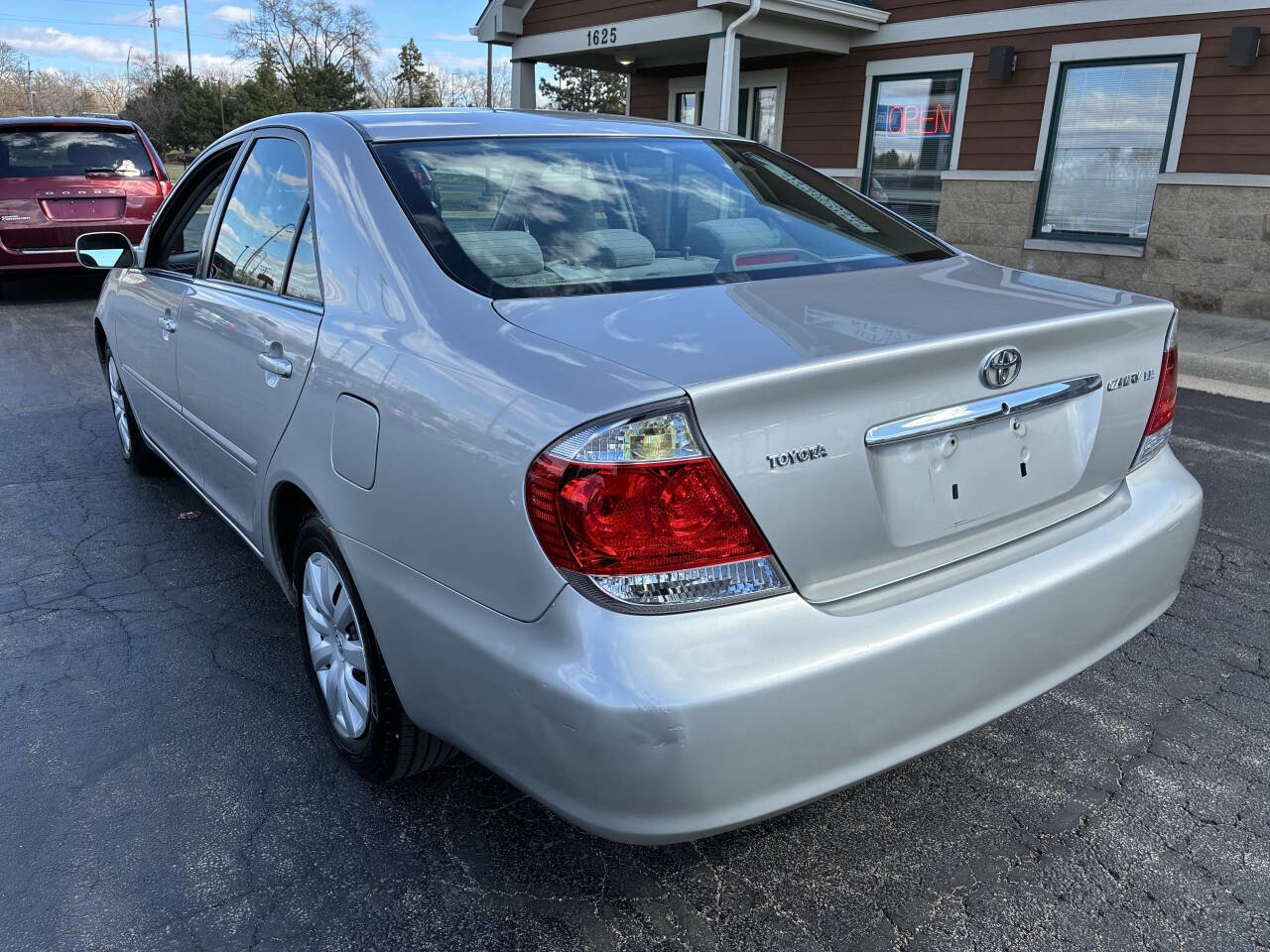 Used 2005 Toyota Camry LE FWD image 5