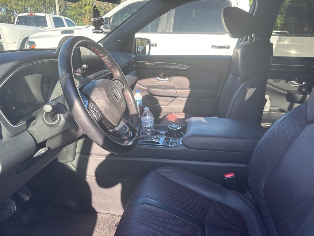 Used 2025 Honda Pilot Black Edition image 3