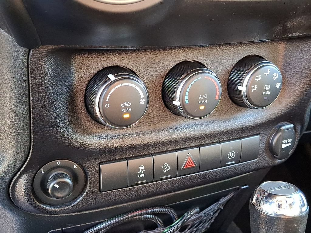 Used 2018 Jeep Wrangler Unlimited Sahara w/ Connectivity Group AWD/4WD image 15