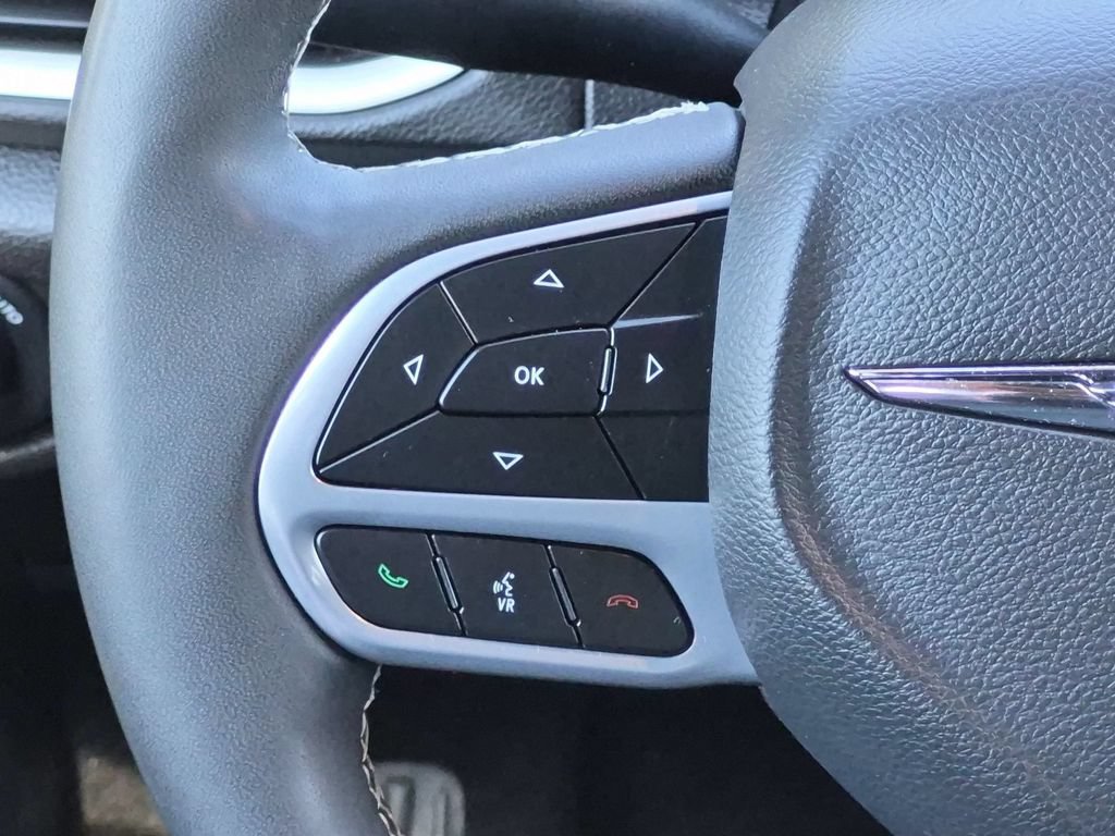 Used 2025 Chrysler Pacifica Select FWD image 19