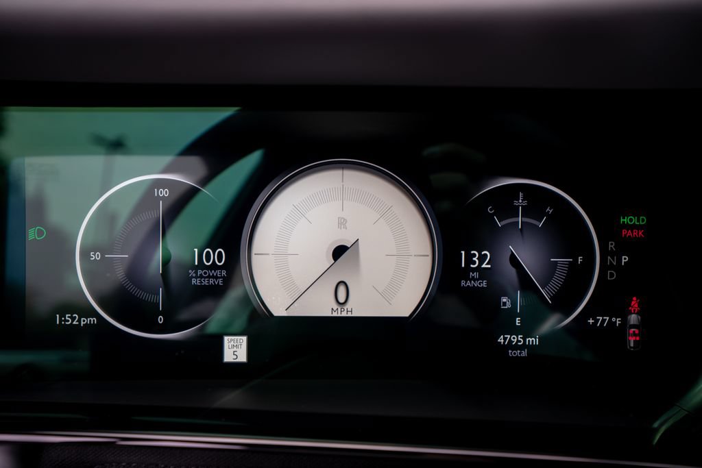 Used 2025 Rolls-Royce Cullinan AWD/4WD image 38