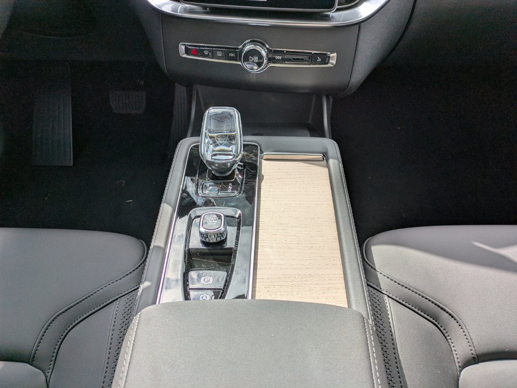 New 2026 Volvo XC90 T8 Plus w/ Protection Package Premier AWD/4WD image 18