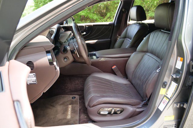 Used 2019 Lexus LS 500 w/ Luxury Package RWD image 3