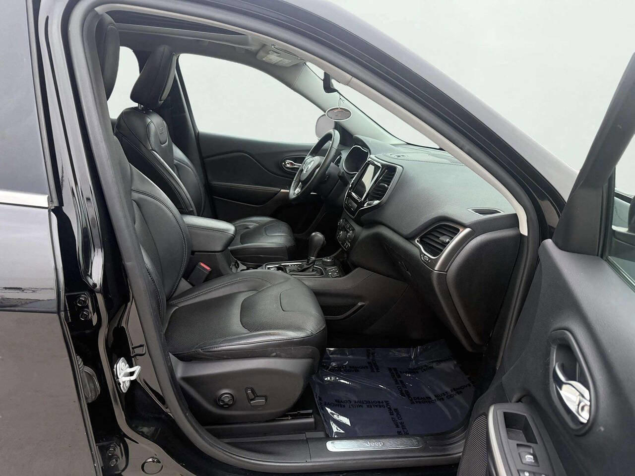 Used 2019 Jeep Cherokee Limited image 12